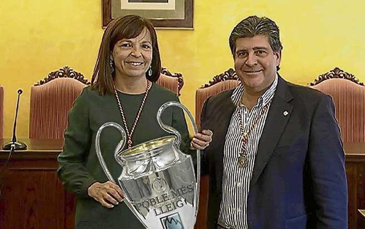 El fotomontaje con la entrega del premio a la alcaldesa y al exalcalde de Manacor.
