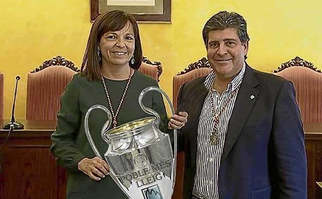 Fotomontaje de &#039;Foc i Fum&#039; con la entrega del premio a la alcaldesa y al exalcalde de Manacor en 2018.