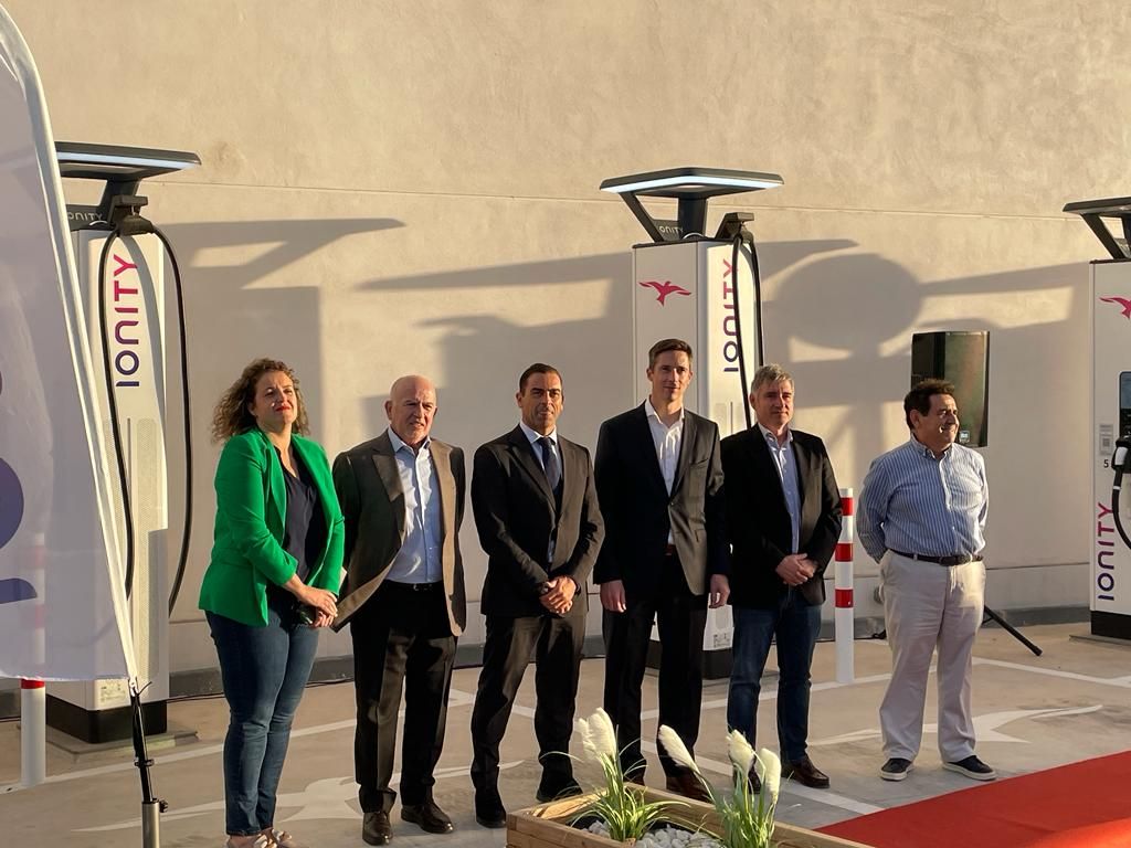 Autoridades y directivos de las empresas en la nueva electrolinera inaugurada en La Zenia.