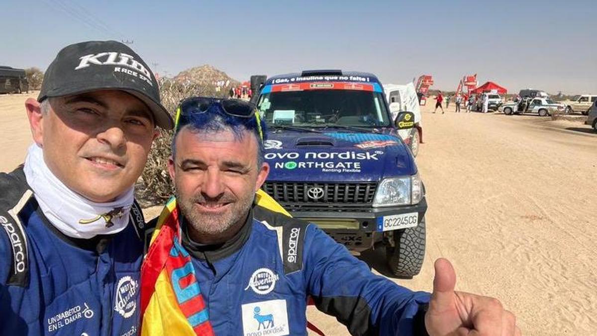 Daniel Albero y su copiloto Jorge Vera, con su coche tras finalizar el Dakar