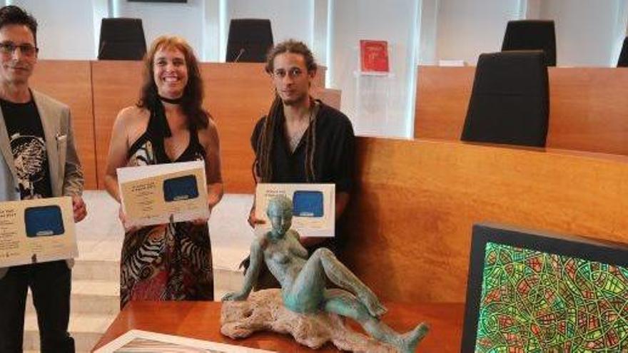 Los premiados, de izquierda a derecha, Toni Planells, Caroline Burcker y Javier Ordóñez (Javierens) posan con su obras en primer término ayer al finalizar la ceremonia de entrega.