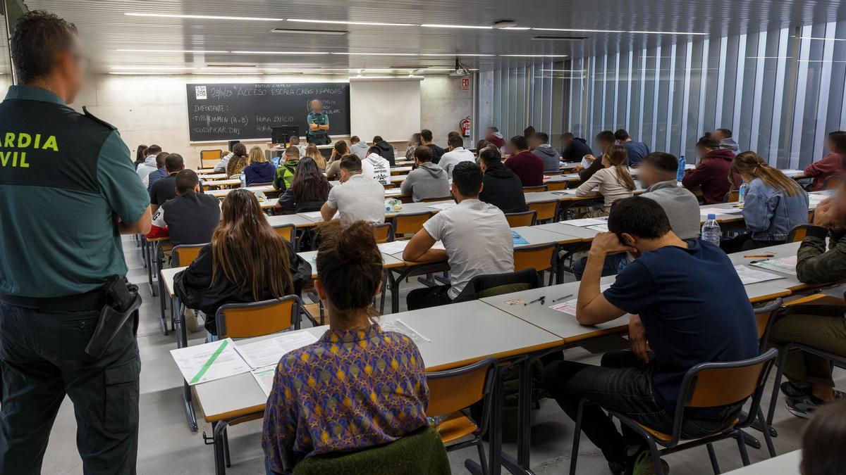 Un aula de examen de las oposiciones a la Guardia Civil.