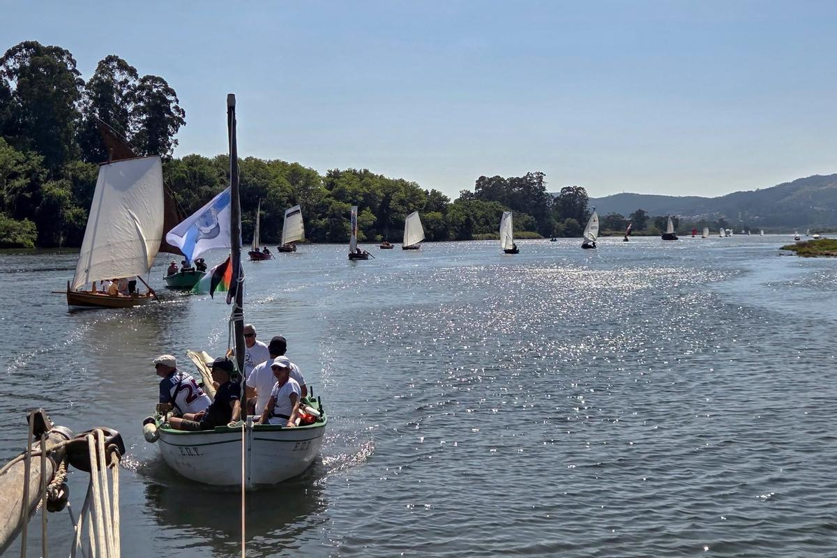 Embarcacións durante a travesía.