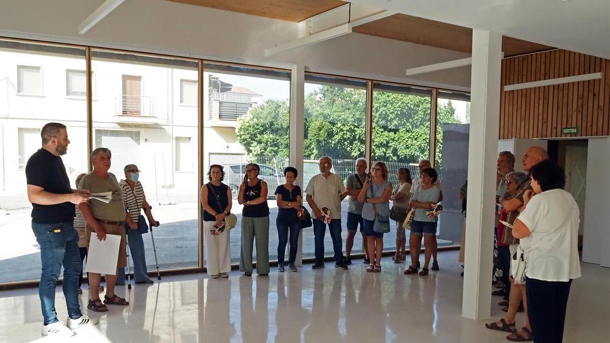 Visitants a l'edifici de la futura biblioteca, atenent les explicacions de l'alcalde, Albert Coberó