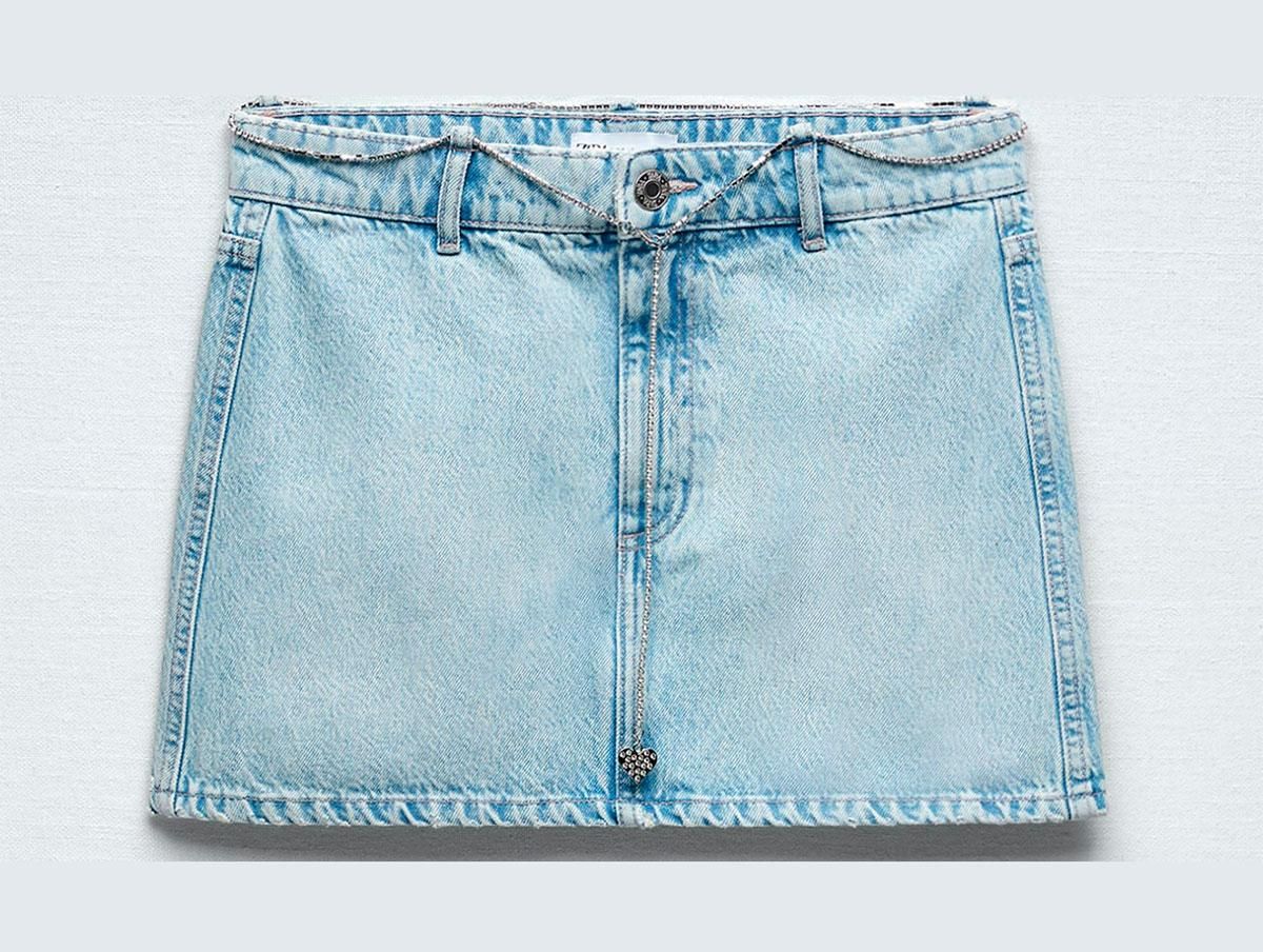 Falda denim con cinturón joya, de Zara