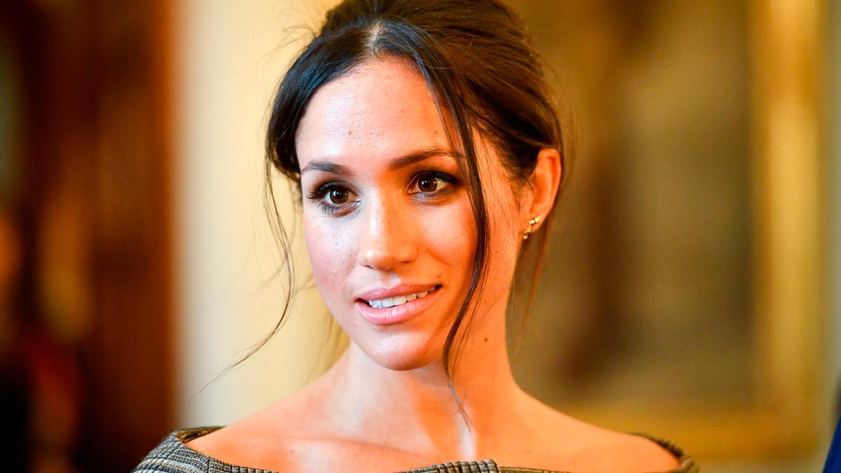 Meghan Markle con un recogido 'messy' en su visita a Gales