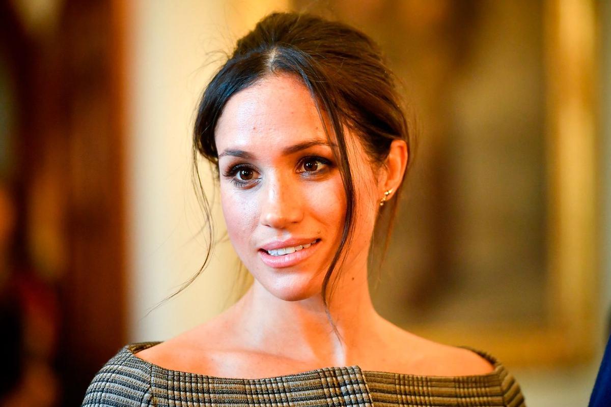 Meghan Markle con un recogido 'messy' en su visita a Gales