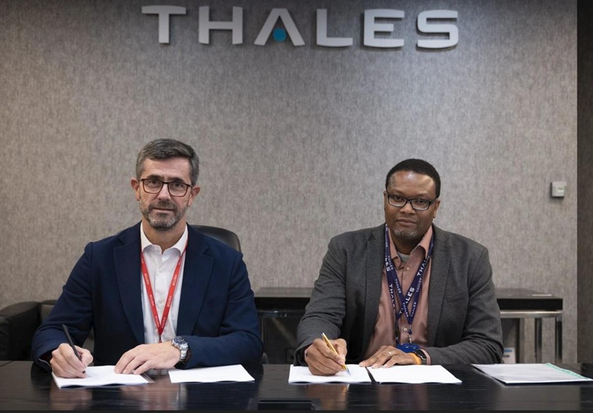 Justo Sierra Rey (i) firma el acuerdo