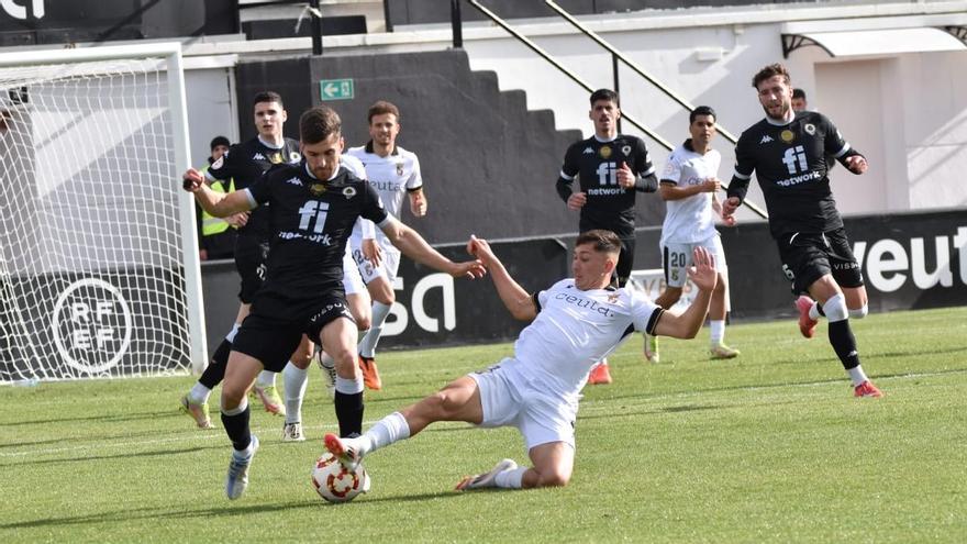 Agustín Coscia se adelanta a Bellotti en una acción defensiva del Hércules en el Alfonso Murube de Ceuta.
