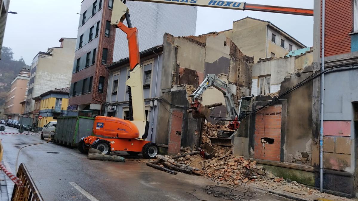 Demolición de un edificio en Sama.