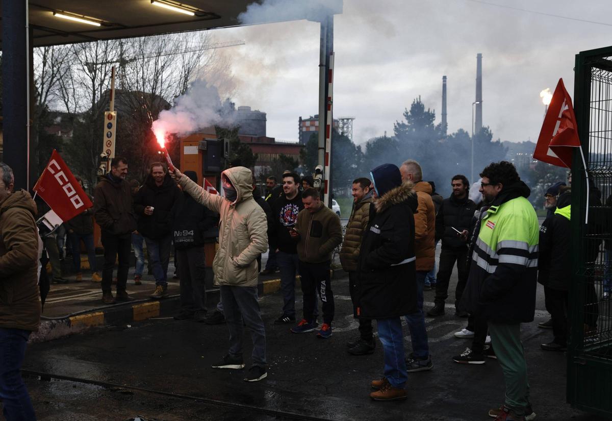 Piquete de trabajadores de la industria auxiliar en la entrada de ArcelorMittal en Veriña (Gijón), en la huelga de la semana pasada.