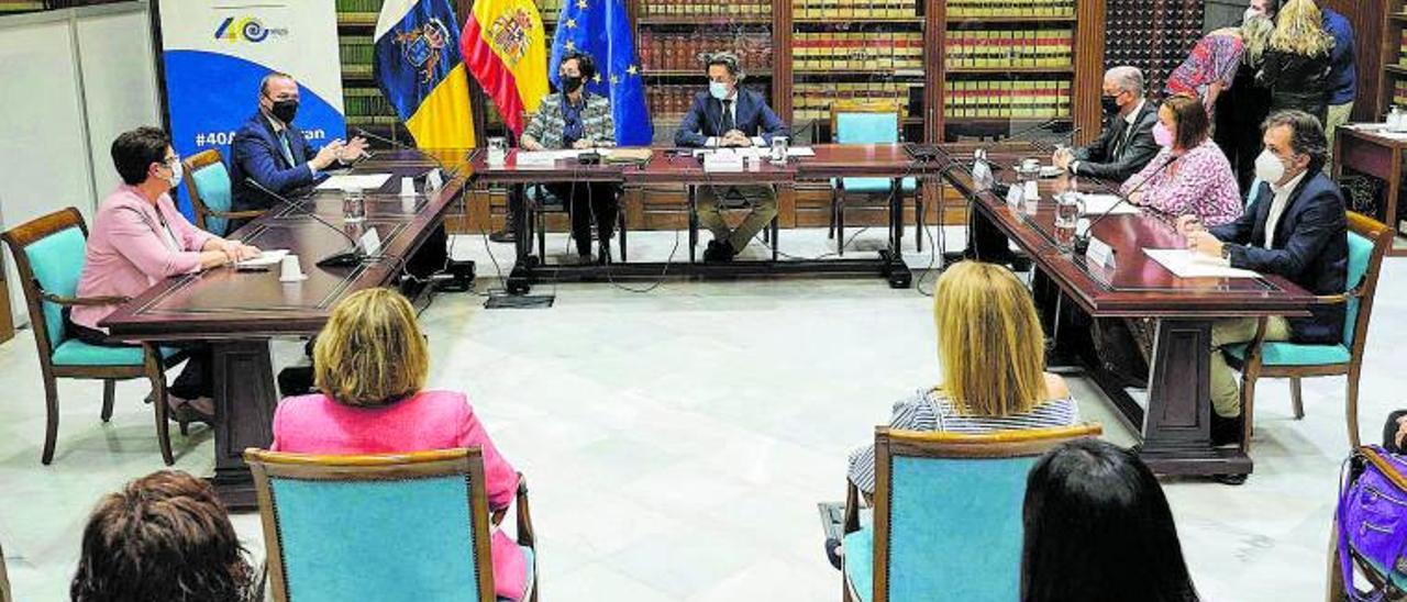 Un instante del acto celebrado ayer en el Parlamento de Canarias. | | CARSTEN W. LAURITSEN