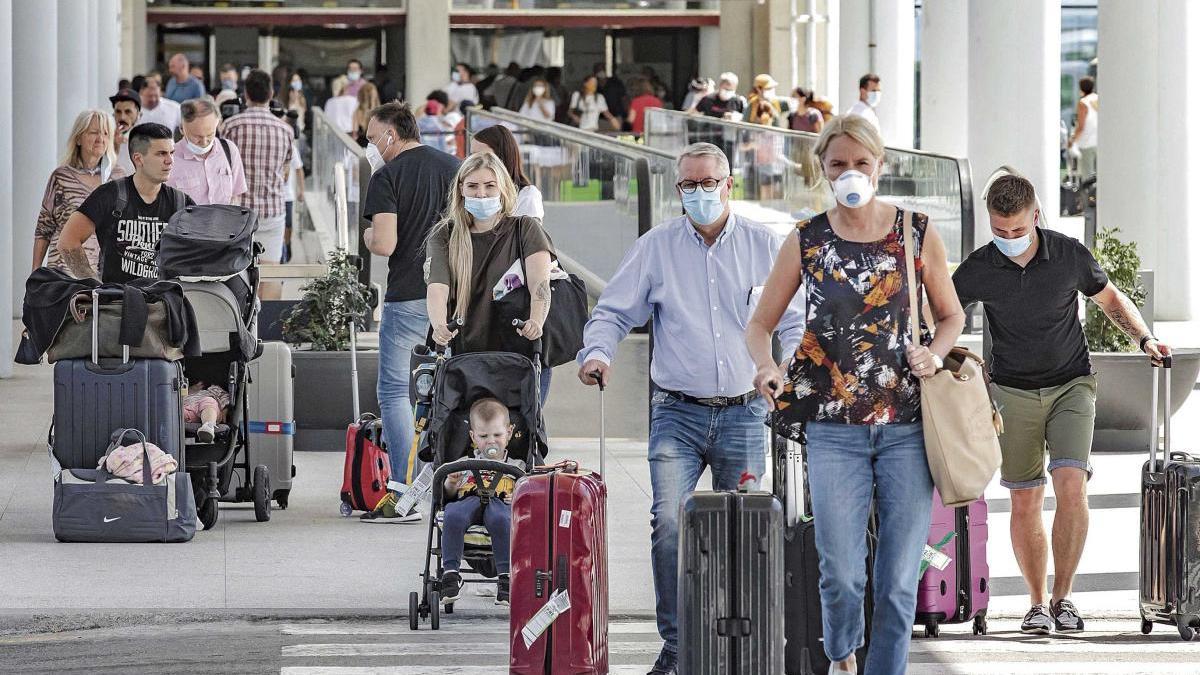 Pasajeros saliendo del aeropuerto de Palma