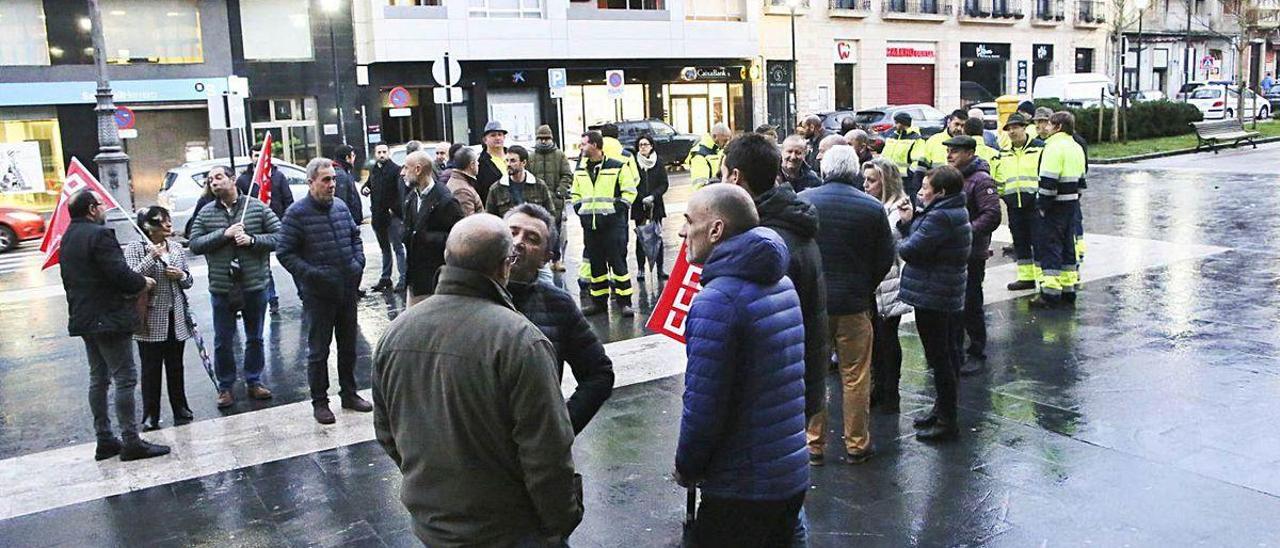 Personal municipal y agentes del orden, manifestándose el pasado mes de enero en Pola de Siero por el conflicto entre el Alcalde y una parte de la Policía Local.