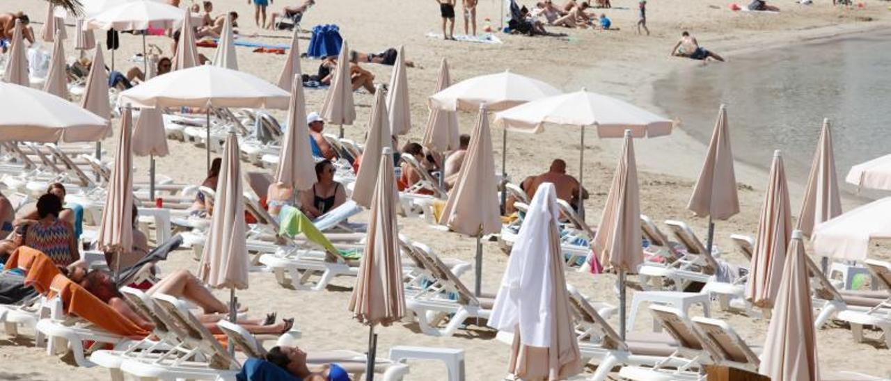 Turistas en la playa de Cala Vedella. | J.A.RIERA