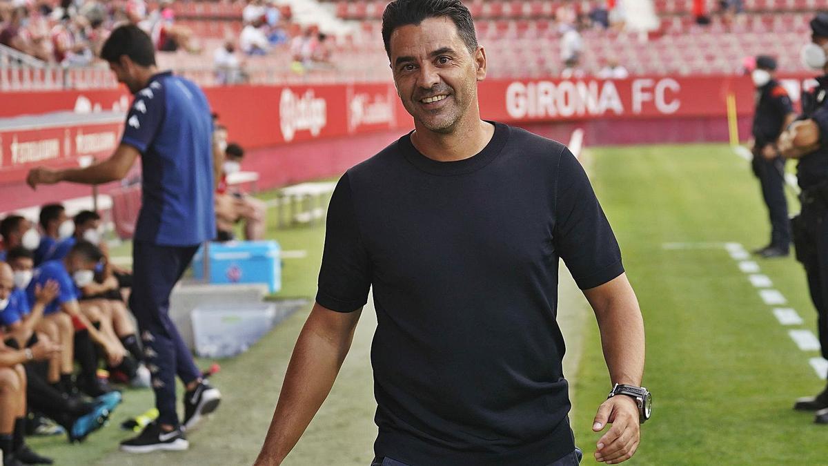 Míchel Sánchez, després de saludar Íñigo Vélez, entreador de l’Amorebieta, el passat dissabte a l’estadi de Montilivi