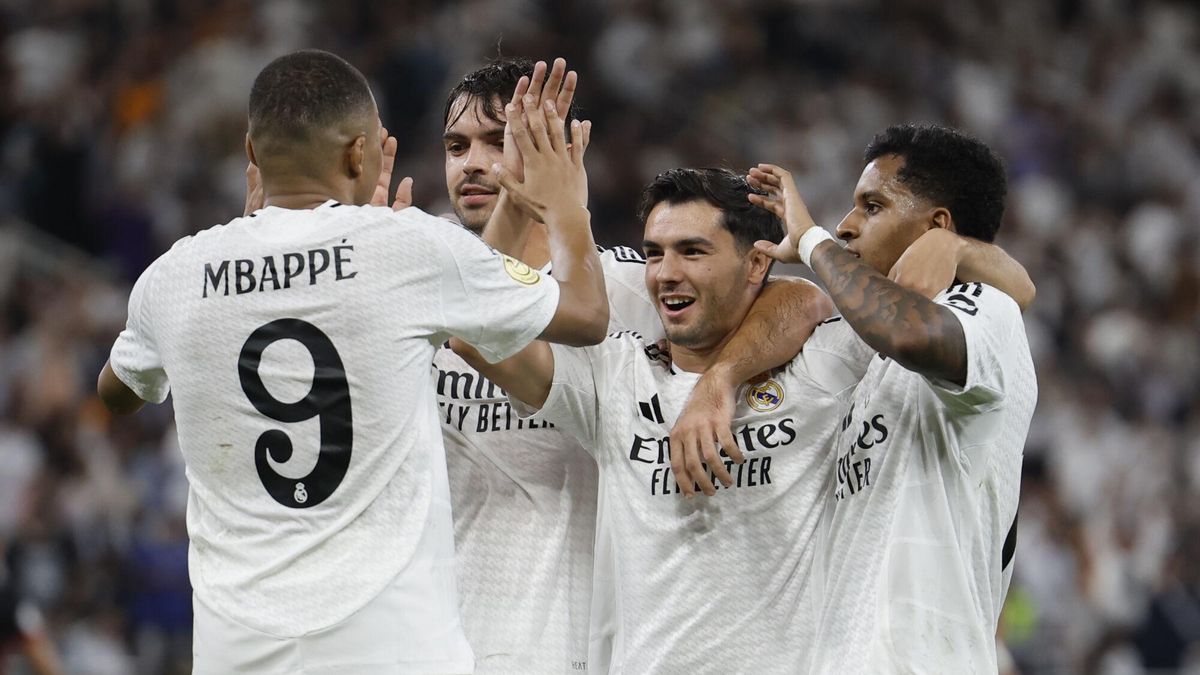 Los jugadores del Real Madrid celebran durante el partido de semifinales de la Supercopa de España.