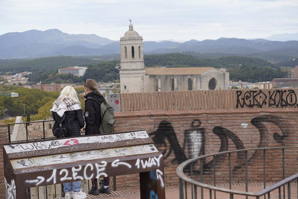 Les torres de la muralla de Girona, farcides de pintades Les torres de la muralla de Girona, farcides de pintades