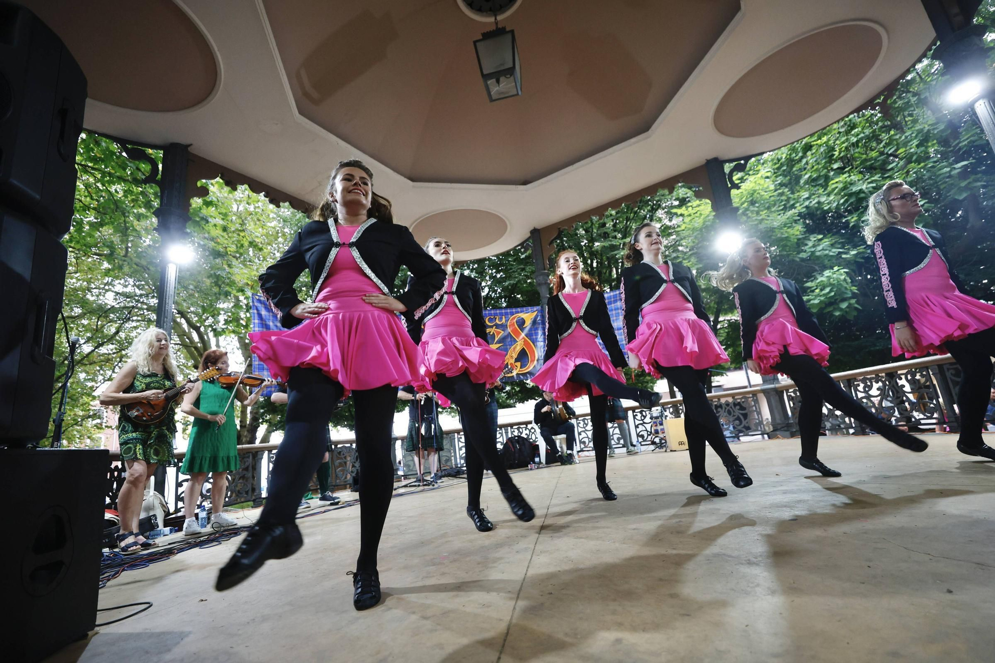Así fue la colorida actuación del grupo norirlandés &quot;Keltic Flair&quot; en el festival Intercélticu de Avilés