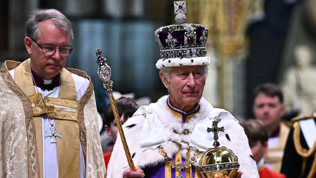 El rey Carlos III de Gran Bretaña con la corona del estado imperial y el cetro y el orbe del soberano sale de la Abadía de Westminster .