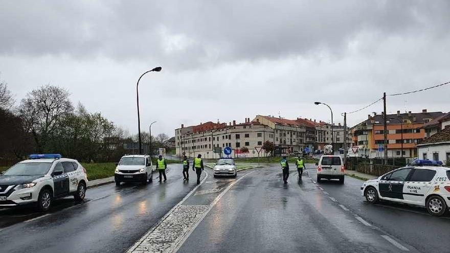 Control conjunto de la Policía Local y la Guardia Civil en la N-525 en Filgueira (Lalín). // OPC Pontevedra