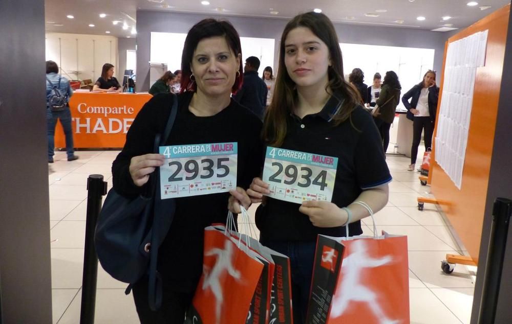 Recogida de dorsales en el Thader para la IV Carrera de la Mujer (Tarde)