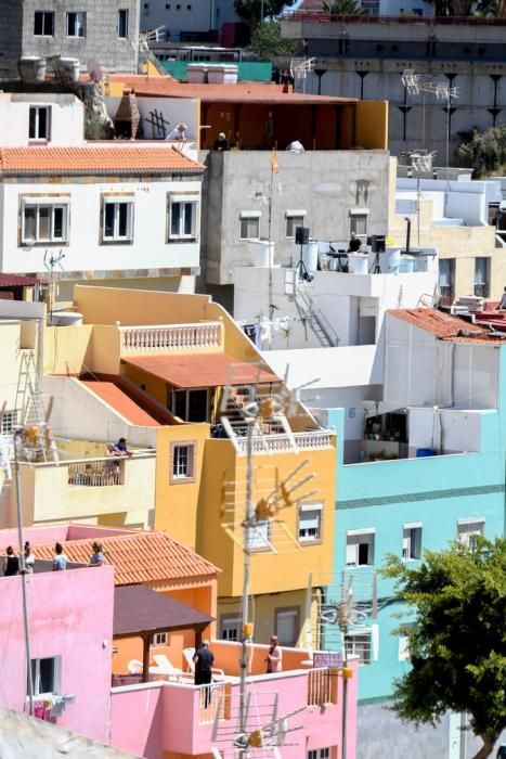 22-03-20 LAS PALMAS DE GRAN CANARIA. BARRIO DE PEDRO HIDALGO. LAS PALMAS DE GRAN CANARIA. Verbena Pedro Hidalgo.  El músico Moisés Afonso organiza una verbena desde su azotea para todas las azoteas del barrio de Pedro Hidalgo.   Fotos: Juan Castro.  | 22/03/2020 | Fotógrafo: Juan Carlos Castro