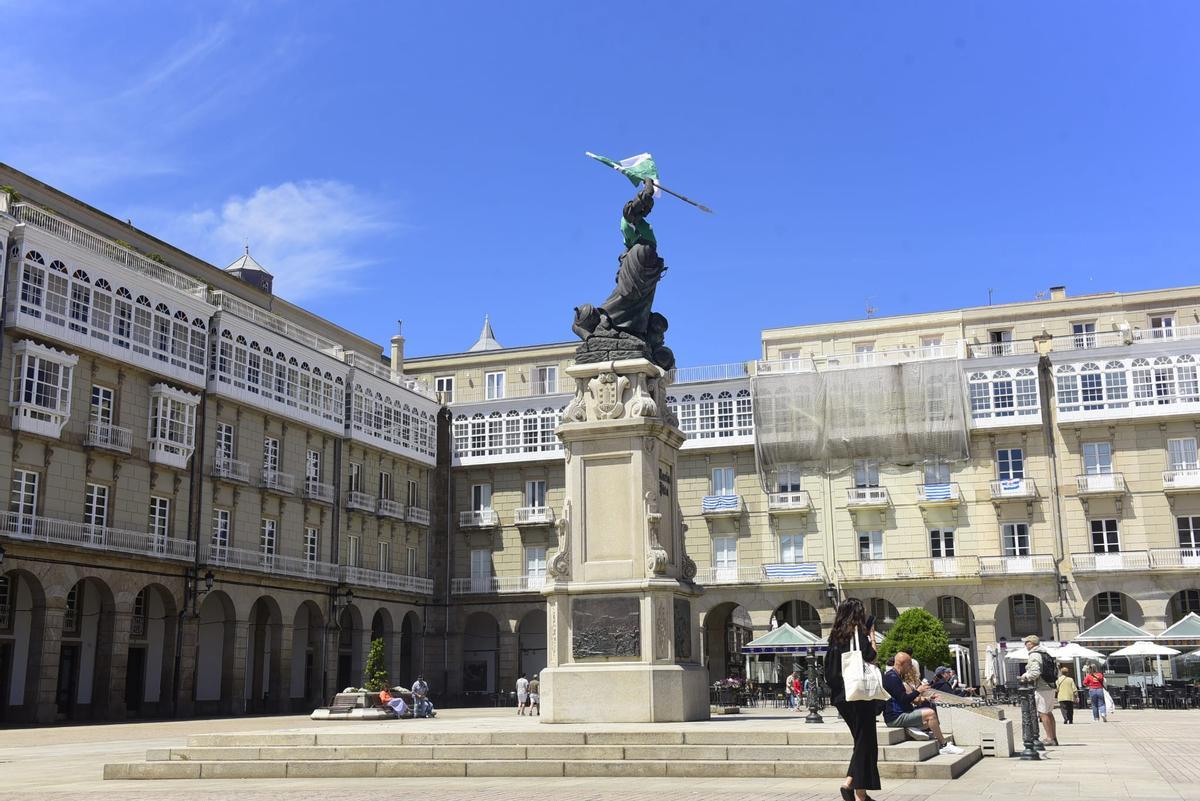 La estatua de María Pita, de verdiblanco para apoyar al Liceo