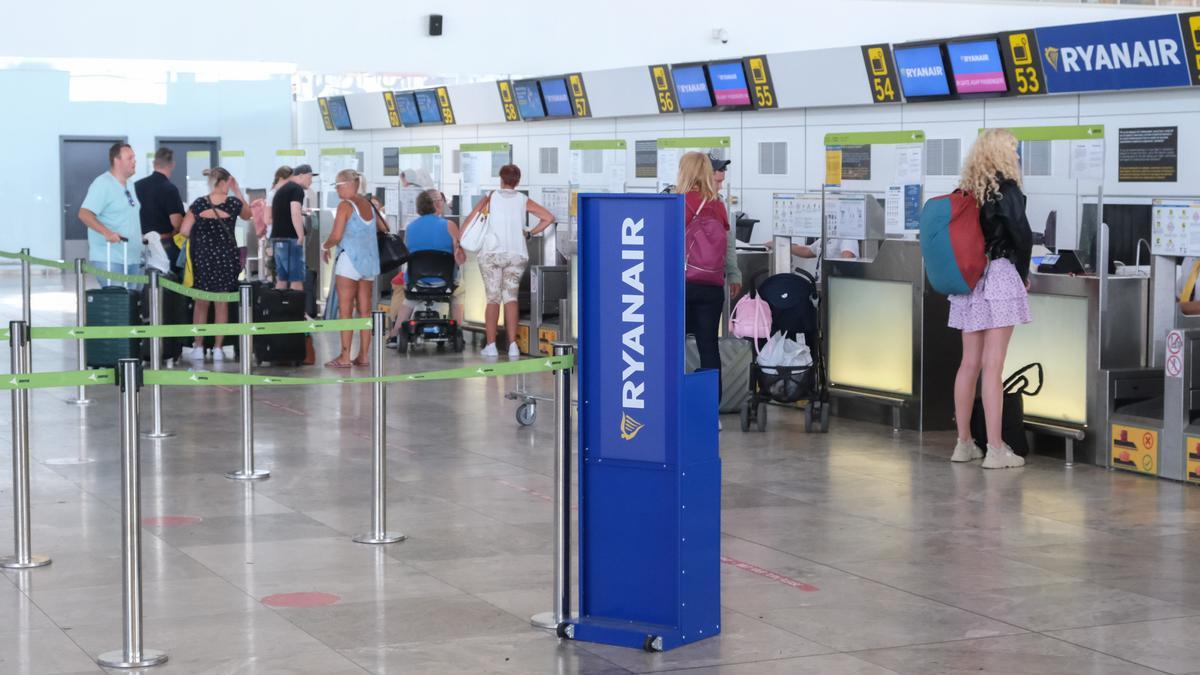 Pasajeros facturando sus equipajes en los mostradores de Ryanair en el aeropuerto