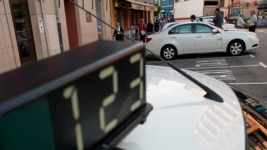 Roban a punta de navaja un taxi en Avilés y acaban recuperándolo en Gijón lleno de golpes