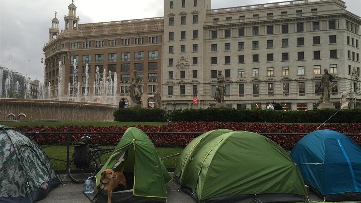 Acampada de indignados en la plaza de Catalunya.