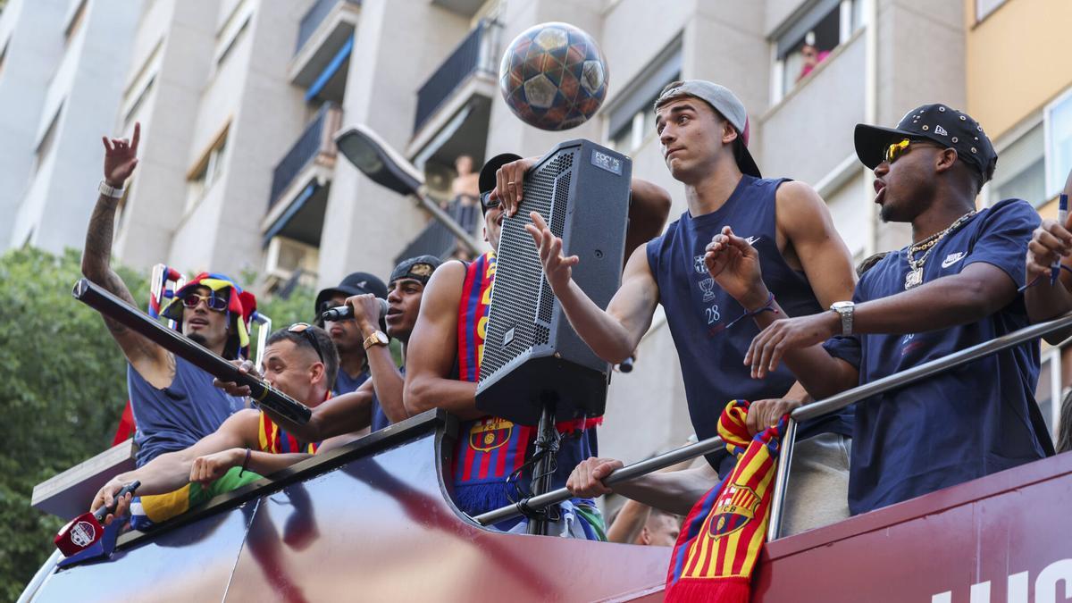 Szczesny fumando en la rua del barça