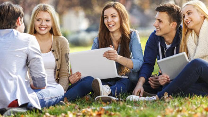 Grupo de estudiantes universitarios.