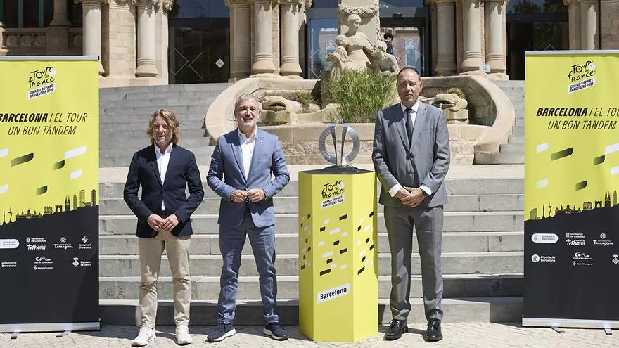 Barcelona da la bienvenida al trofeo del Tour de Francia que comenzará en la ciudad en 2026