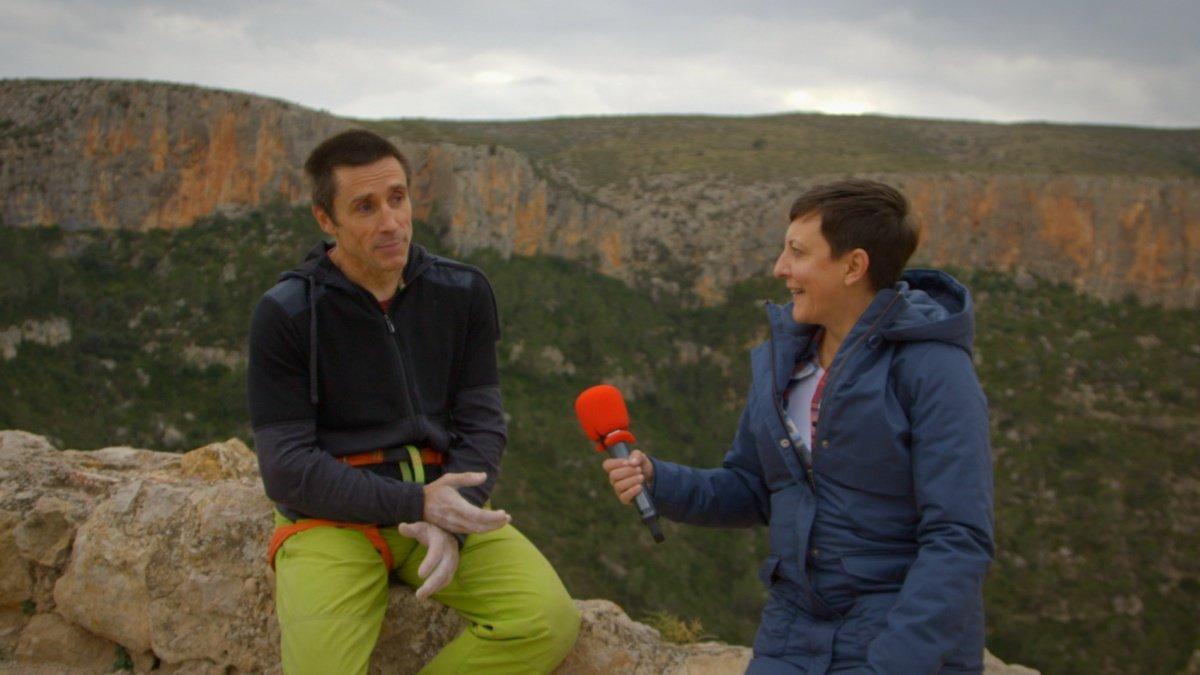 Eva Hache visitando Chulilla como 'La paisana'