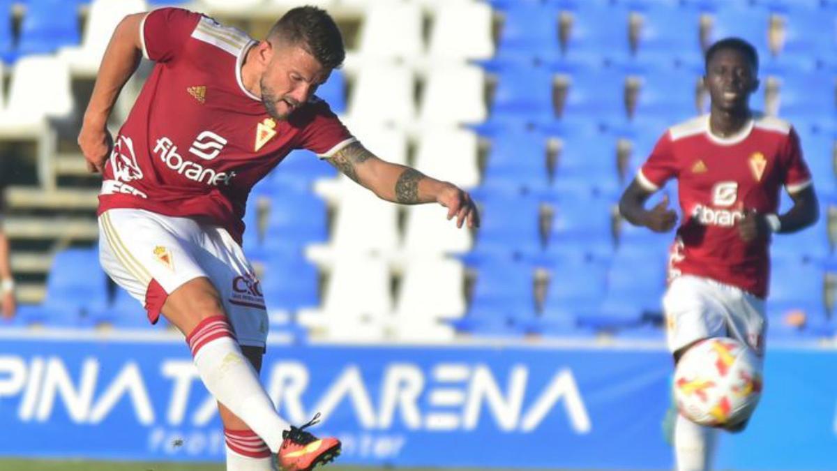 Andrés Carrasco, jugador del Real Murcia, durante un amistoso de la pretemporada.