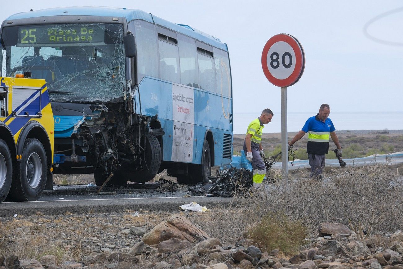 Grave accidente entre un coche y una guagua de Global en Gran Canaria