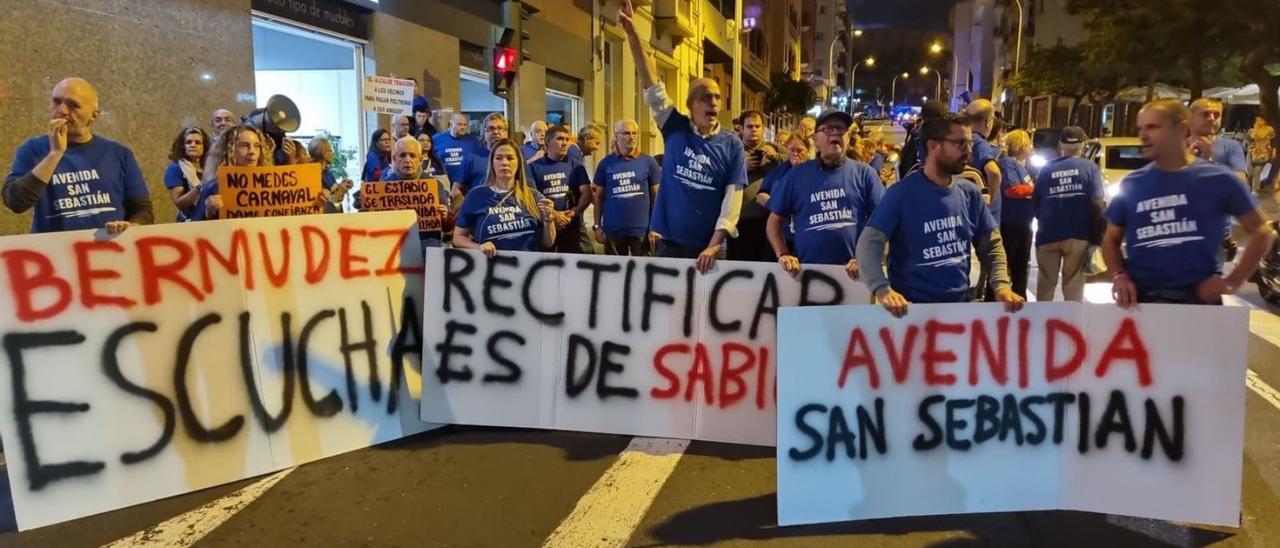 Detalle de la segunda movilización celebrada por los vecinos de la calle de San Sebastián el jueves.