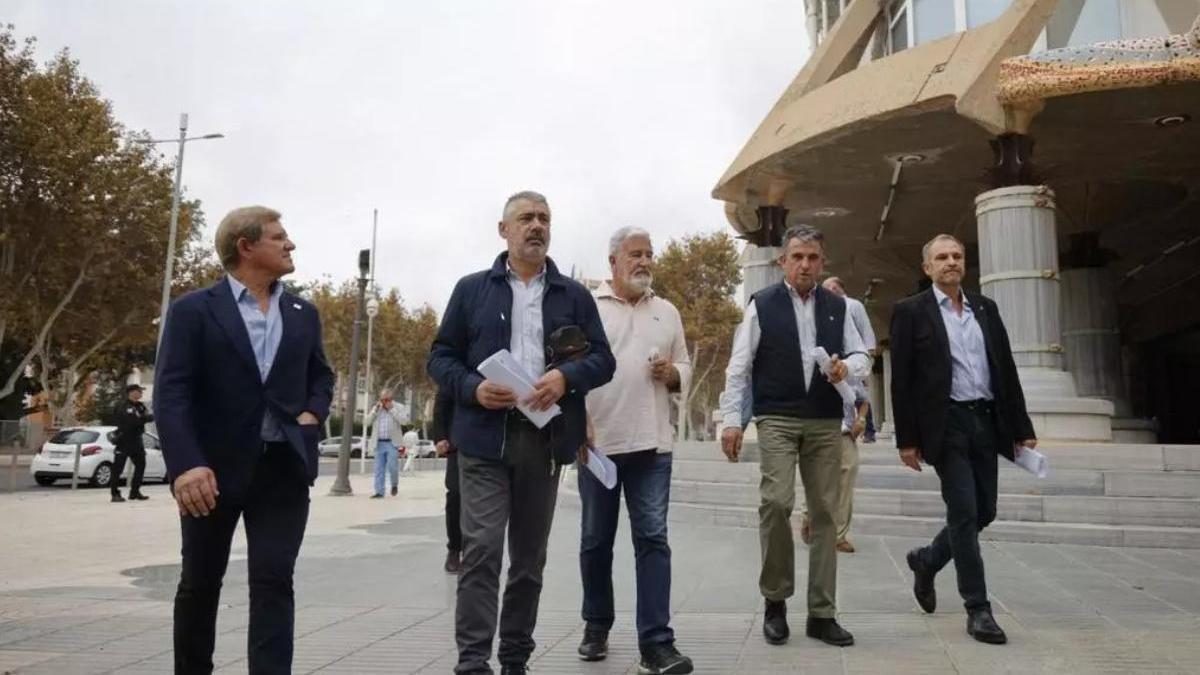 Representantes de asociaciones agrarias a las puertas de la Asamblea Regional en 2024.