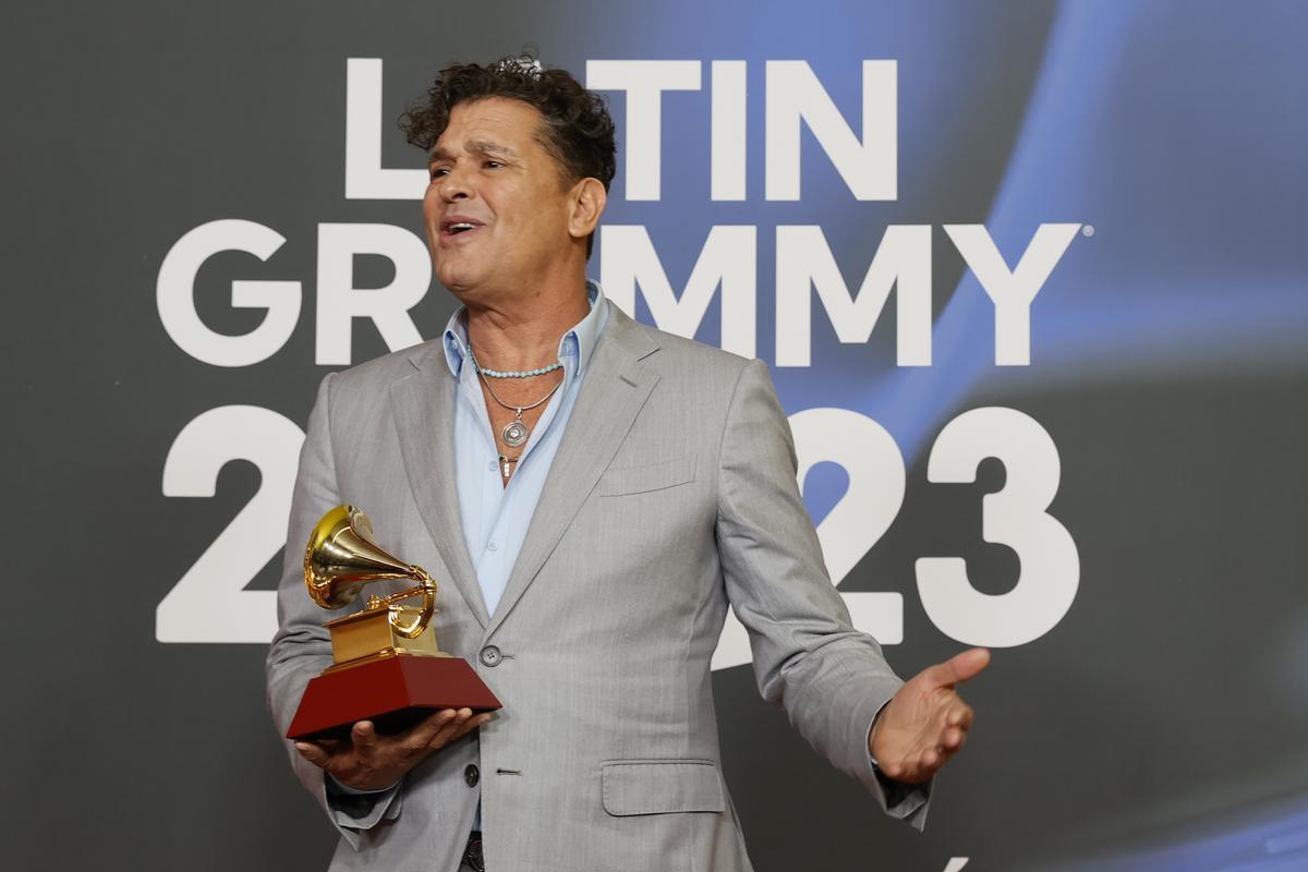 Carlos Vives, nominado a Mejor Álbum del año y Mejor álbum de vallenato, posa para los fotógrafos en la alfombra roja de la gala anual de los Latin Grammy, este jueves en Sevilla.