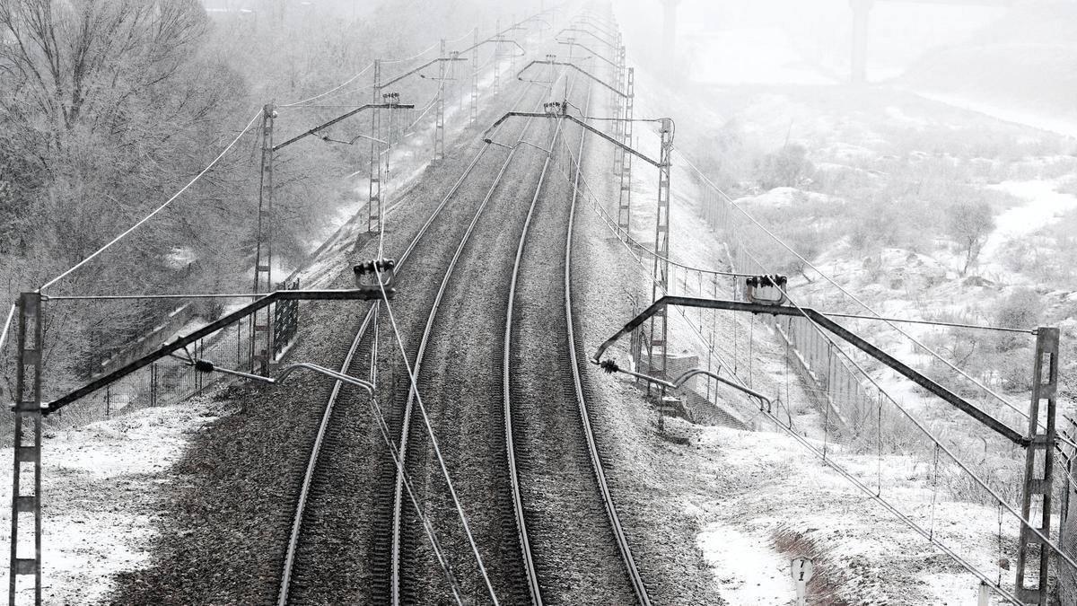 Vías de tren nevadas.