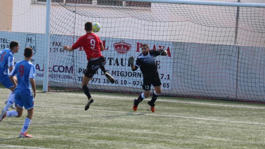 Una jugada del partido entre el Formentera y el Alcúdia