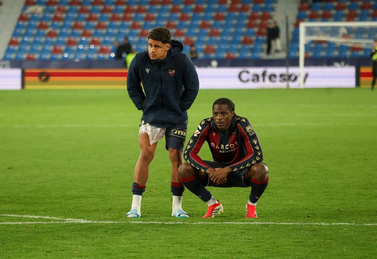Jugadores del Levante en su partido del lunes frente al Villarreal