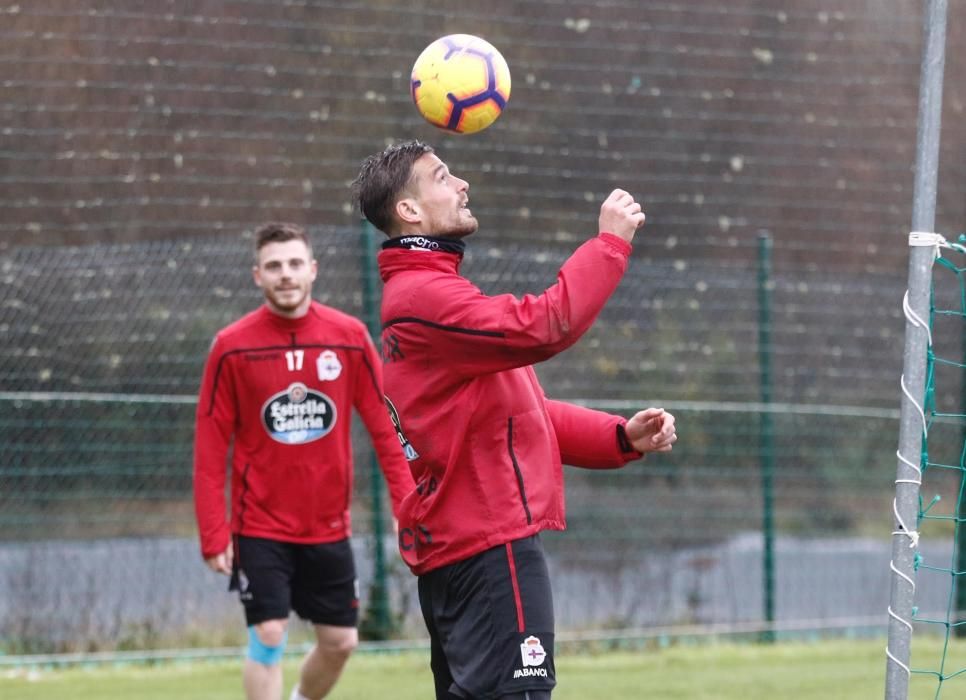 La plantilla regresa a Abegondo en una sesión de recuperación para los titulares ante el Sporting de Gijón.