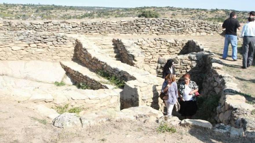 Un grupo de personas recorre el Fuerte Nuevo de Torregamones.