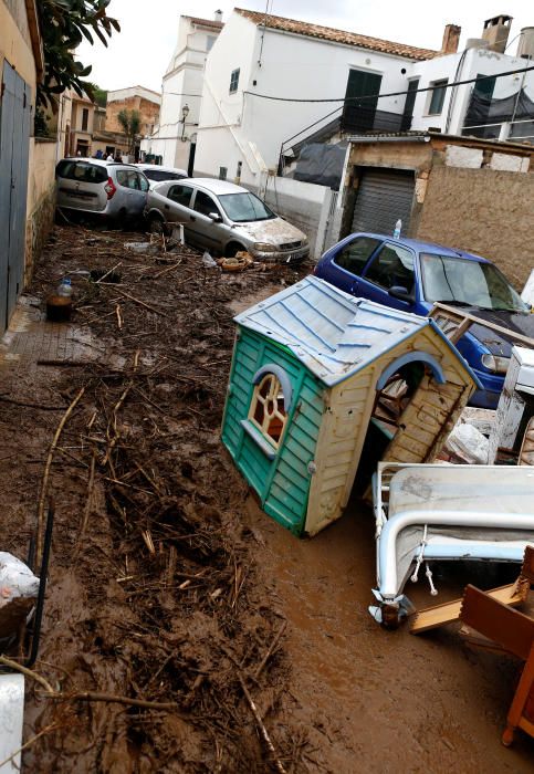 Calles y viviendas destrozadas tras las inundaciones en Sant Llorenç