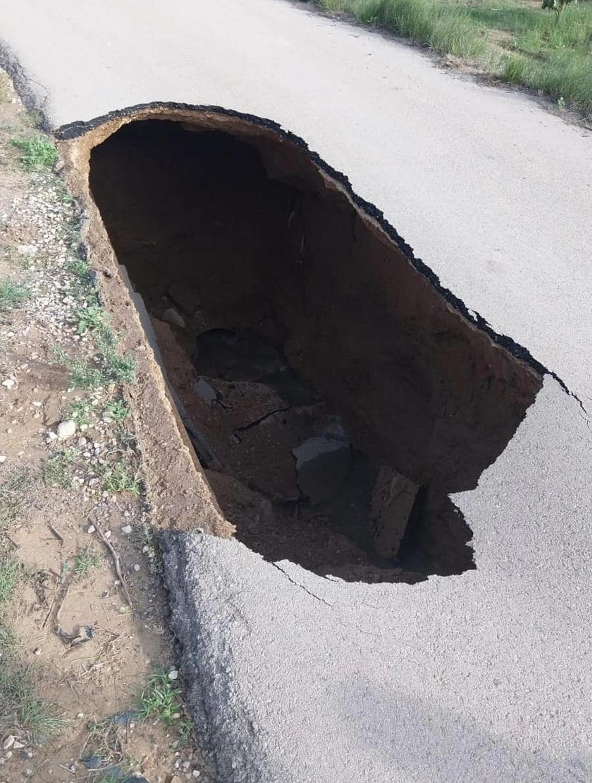 Socavón tras el hundimiento en la travesía de Carlet.