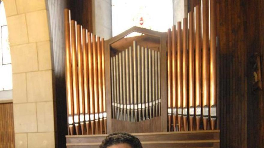 Santos Orestes, sentado en la iglesia de San Martín El Real.