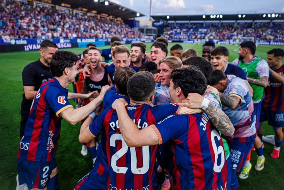 Los jugadores de la SD Huesca celebran la victoria ante el Zaragoza.