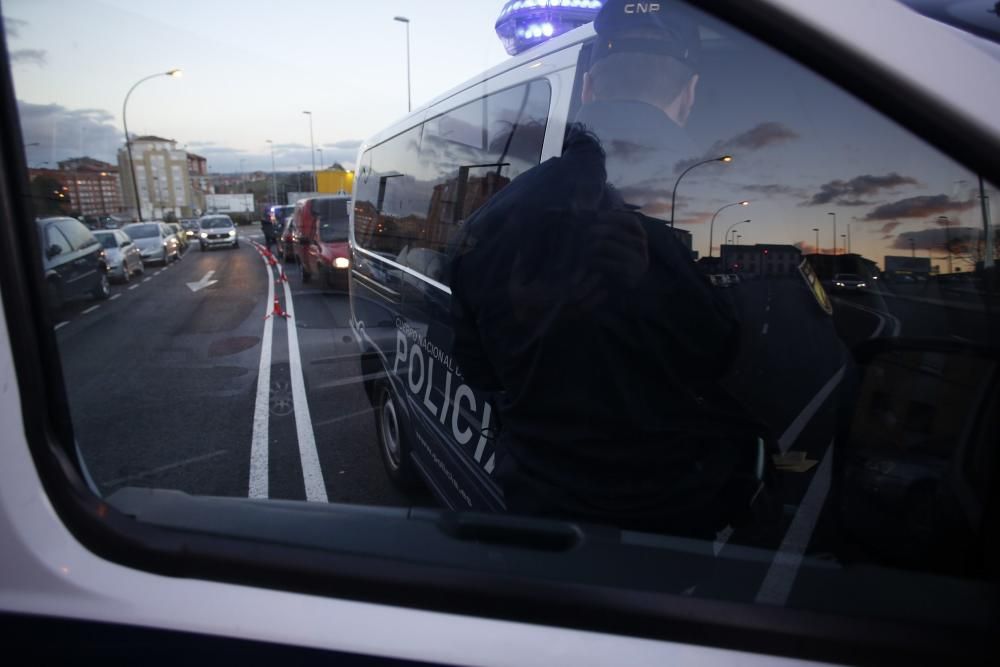 Control de la Policía Nacional en Avilés